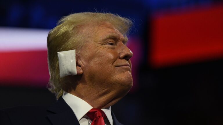 Donald Trump réapparaît avec un pansement à l'oreille