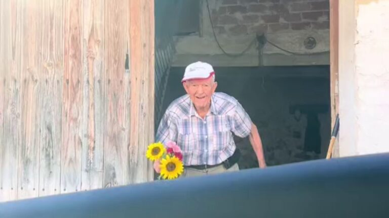 Antonio, le grand-père viral qui offre des fleurs à sa petite-fille tous les jours