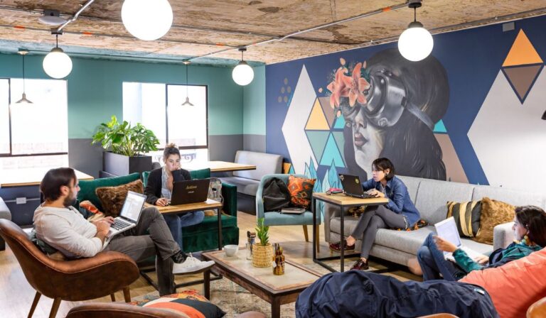 Cette marque mondiale de coworking lance une nouvelle campagne « Work Everywhere » pour les nomades numériques