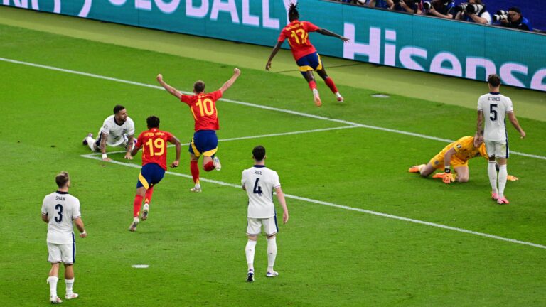 L'Espagne remporte le quatrième Championnat d'Europe de son histoire après avoir battu l'Angleterre 2-1