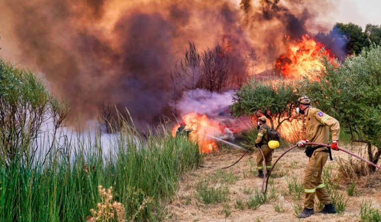Les feux de forêt ravagent l'Europe et provoquent des maux de tête chez les touristes de 4 pays