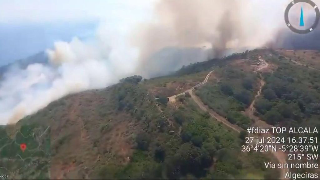Onze véhicules aériens et 100 pompiers mobilisés en raison d'un incendie de forêt originaire d'Algésiras