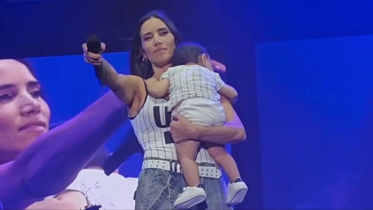 Un bébé s'endort dans les bras d'India Martínez en plein concert : le moment