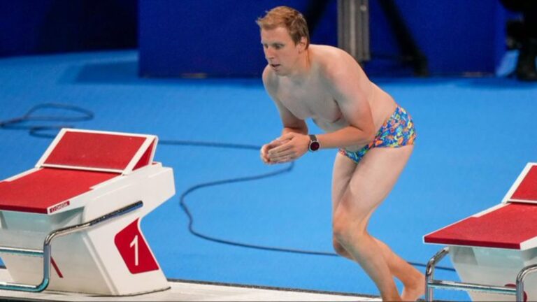 Un employé d'Olympic fait sensation avec son maillot de bain turbo fleuri