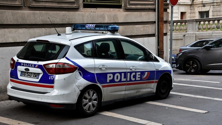 Un homme jette ses enfants par la fenêtre à Paris et se suicide
