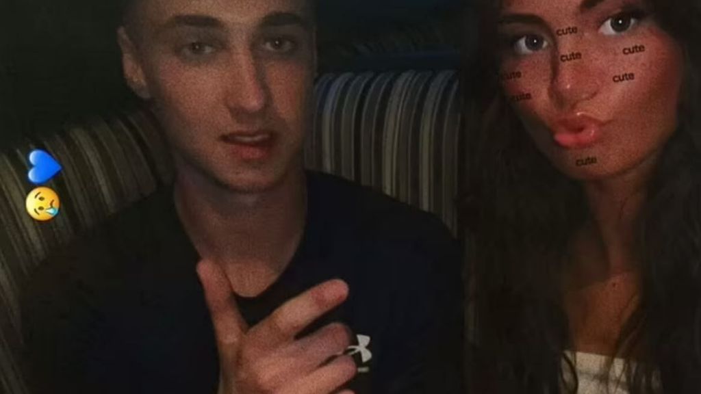 Le meilleur ami de Jay Slater, un jeune homme disparu à Tenerife, réapparaît sur les réseaux avec une photo avec lui