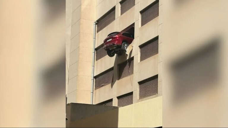Il fait marche arrière dans un parking à Ibiza et sa voiture est suspendue dans les airs