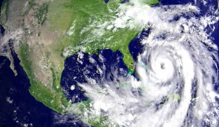 Plus de 2 200 vols annulés alors que l'ouragan Debby touche terre en Floride