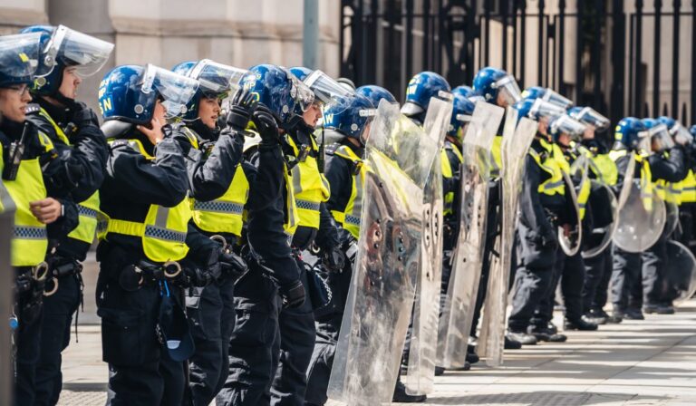 8 pays ont émis des avertissements aux voyageurs en raison de manifestations violentes au Royaume-Uni
