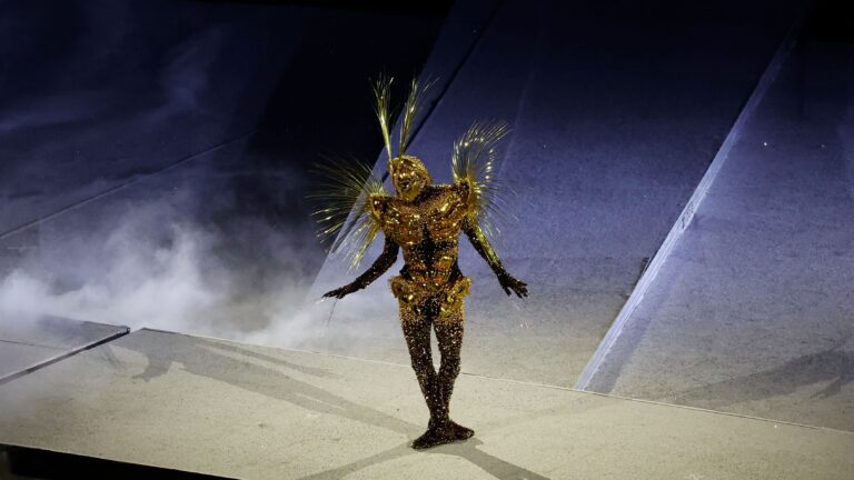 Le « papillon d'or », protagoniste des mèmes de la cérémonie de clôture des Jeux olympiques de 2024