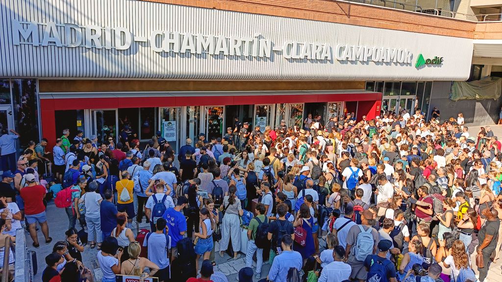 Nouveau chaos à Chamartín : une vitre de voiture est cassée et la gare s'effondre