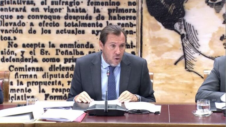Óscar Puente se tourne vers Franco pour se défendre contre les critiques sur le chaos ferroviaire