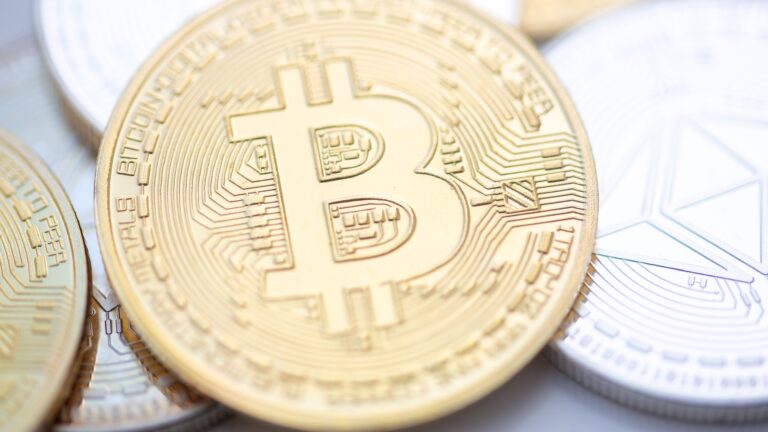 Ethereum et Bitcoin sombrent sur les marchés avec des chutes allant jusqu'à 20 %