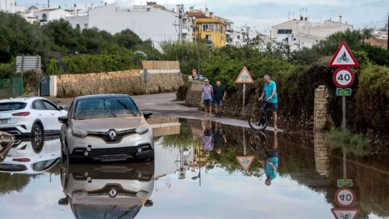 Le lendemain à Es Mercadal après les dégâts qui ont détruit la ville