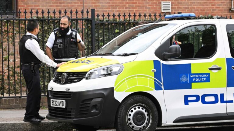 Un homme arrêté après avoir poignardé une femme et une fille à Londres