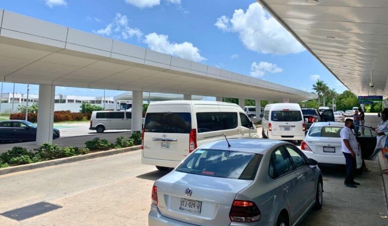 Les escroqueries en cours dans les taxis à l'aéroport de Cancun suscitent l'inquiétude des touristes