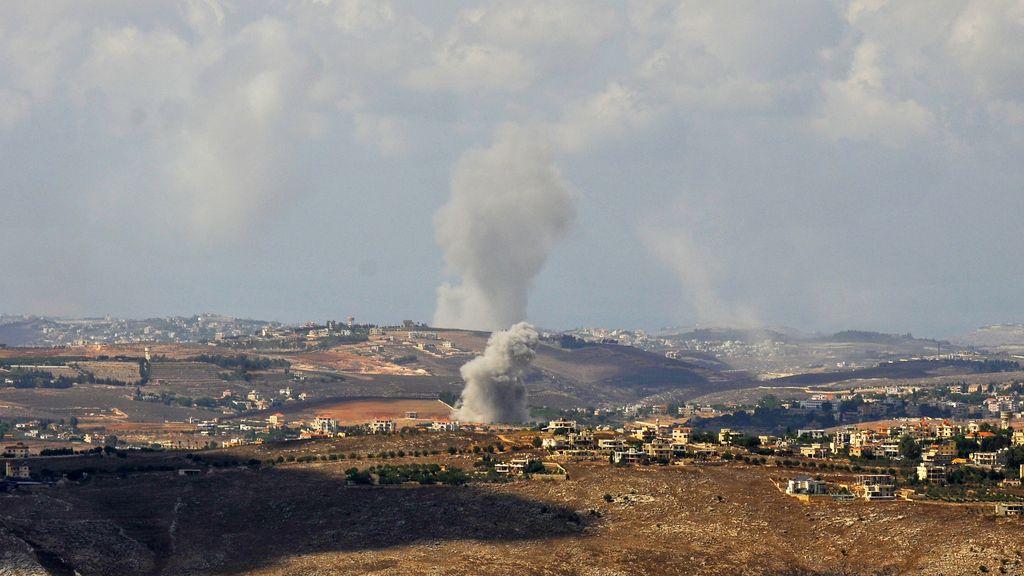 Des panaches de fumée s'élèvent après les frappes aériennes israéliennes dans le sud du Liban