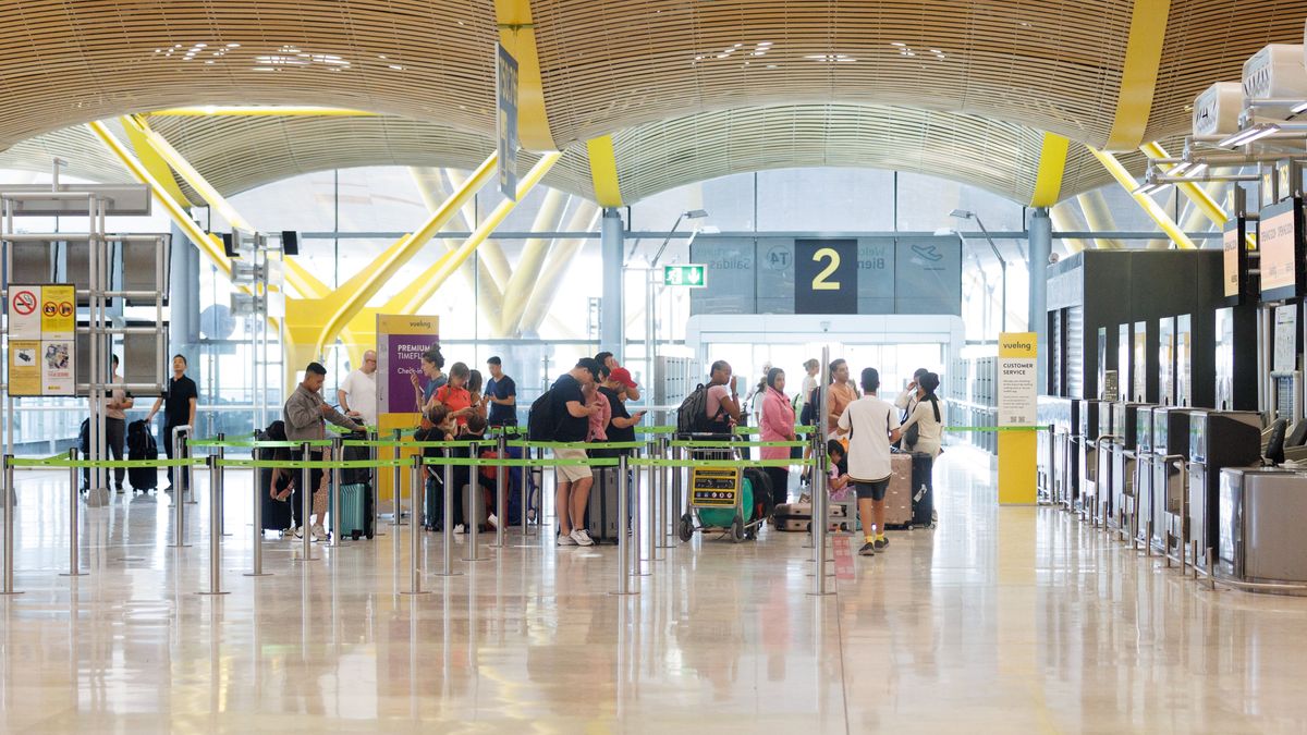 Un groupe de personnes attend pour accéder au contrôle du terminal T4 de l'aéroport Adolfo Suárez-Madrid Barajas