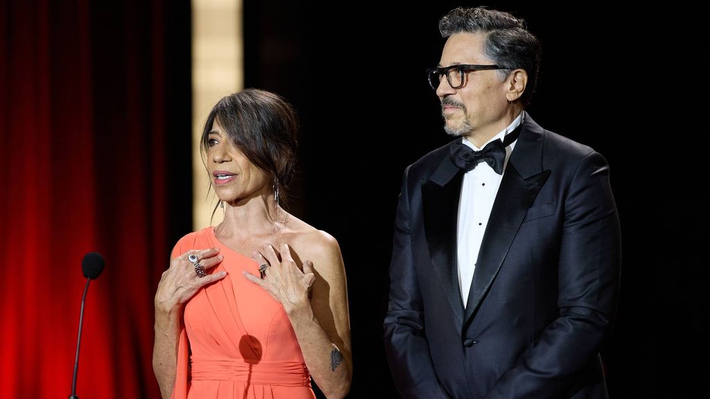 Mónica Bardem et Carlos Bardem remettent le Prix Donostia à leur frère Javier Bardem
