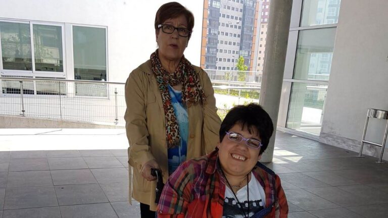 J'ai 76 ans et j'ai une fille atteinte de paralysie cérébrale : « Je dois travailler pour la soutenir »