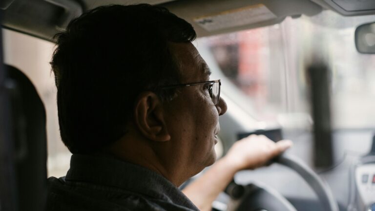 C'est ainsi que la DGT sait si vous êtes obligé de porter des lunettes pour conduire : répondez-vous aux exigences ?