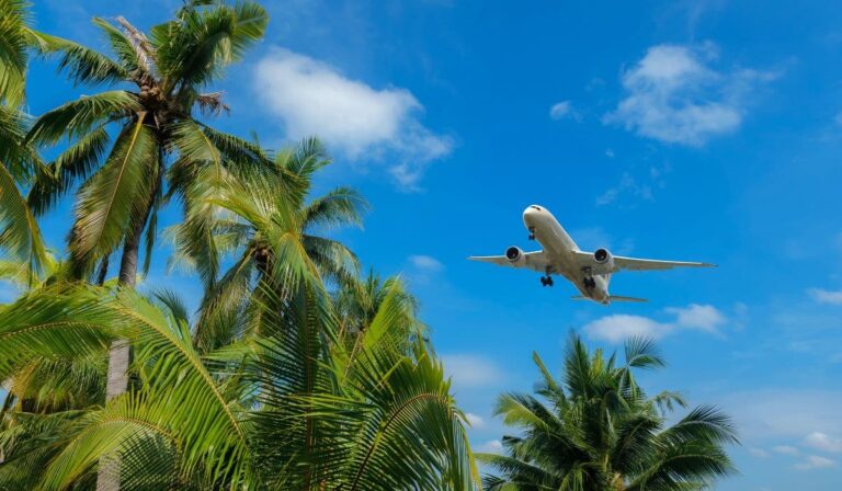 Les grandes compagnies aériennes américaines étendent leurs vols sans escale vers les îles Caïmans face à une demande croissante