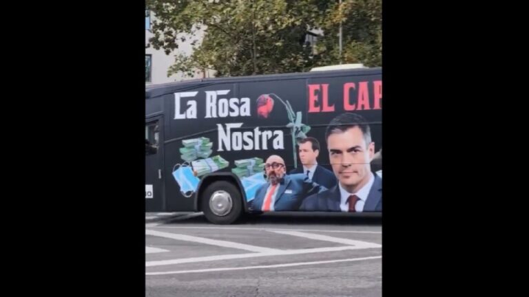 Pedro Sánchez, le patron de « Rosa Nostra » dans le nouveau bus Hazte Oír