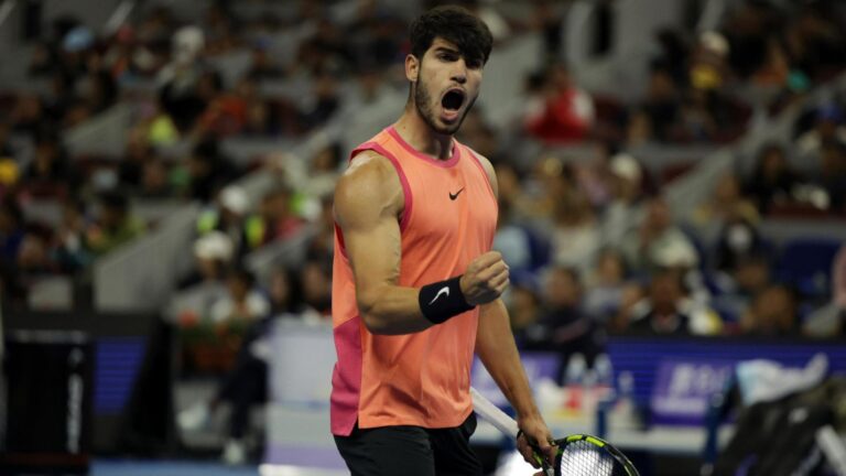 Carlos Alcaraz, champion du tournoi de Pékin après avoir battu Jannik Sinner