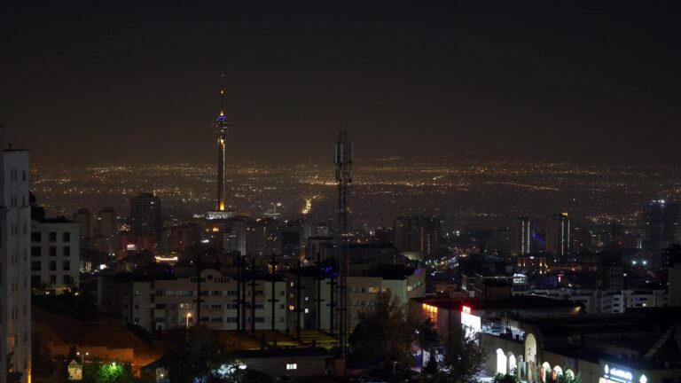 Israël bombarde des positions militaires en Iran en réponse à l'attaque d'octobre