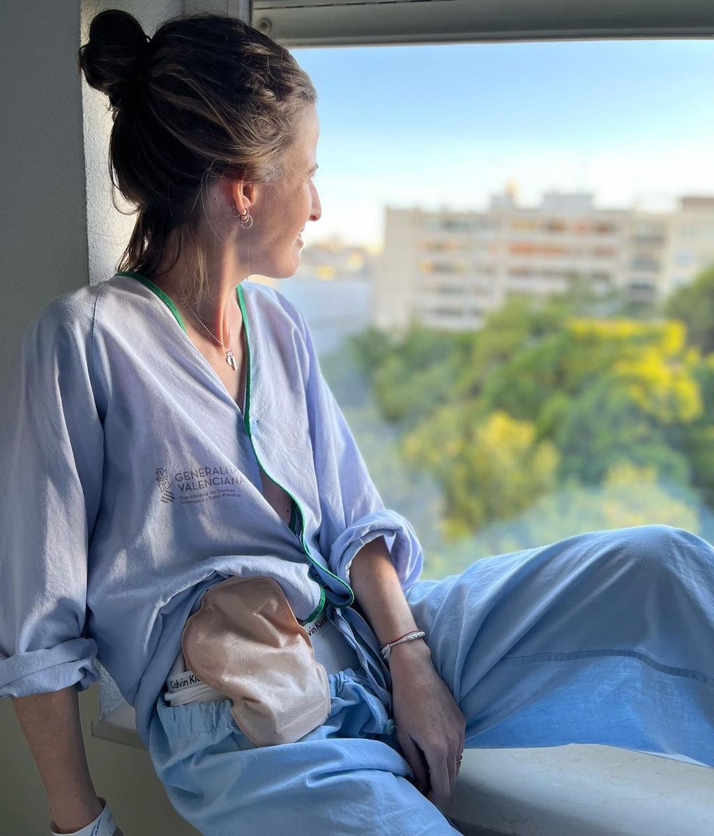 Patricia est infirmière et travaille avec son sac de stomie.