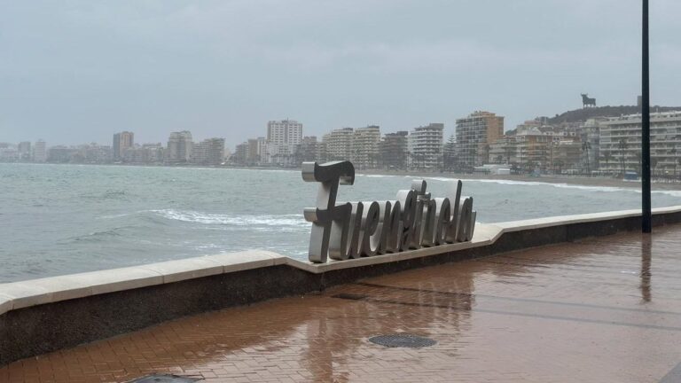 Ils localisent un corps à l'intérieur d'un voilier sur une plage de Fuengirola, Málaga