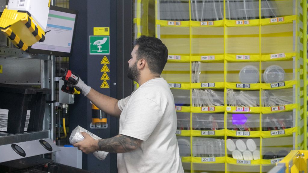 Un travailleur dans un centre logistique des Asturies.