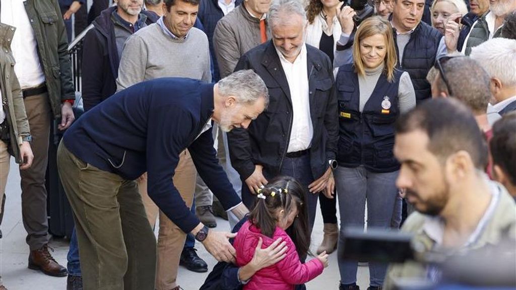 Le roi Felipe et la reine Letizia avec la petite fille.