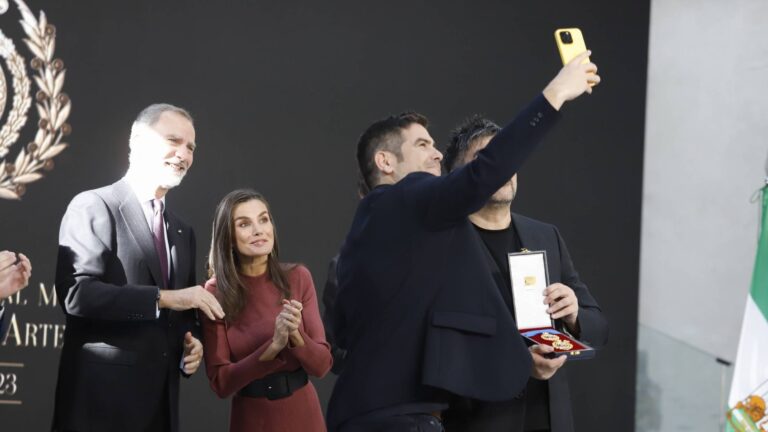 Estopa rompt le protocole avec les rois en recevant une récompense : la réaction de Letizia