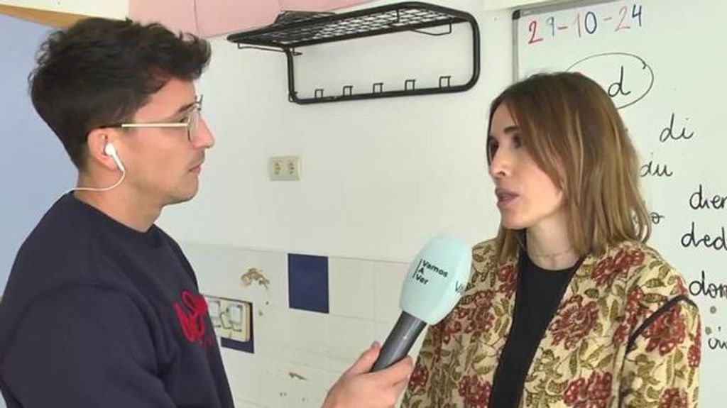 María, directrice d'une école touchée à Catarroja, dans « Voyons voir ».