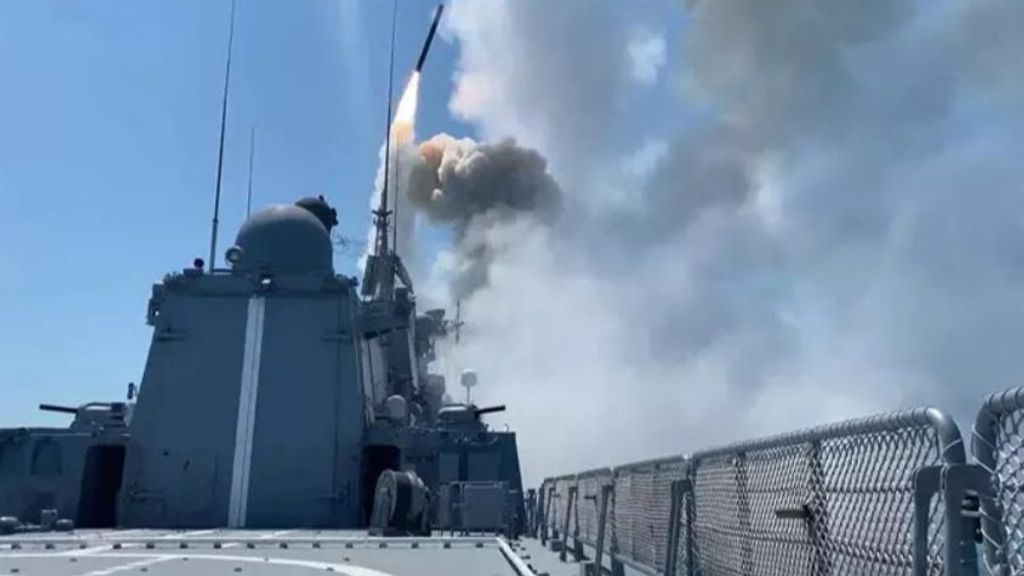 Image de l'impact d'un missile « Kalibr » sur une infrastructure militaire en Ukraine (archive)