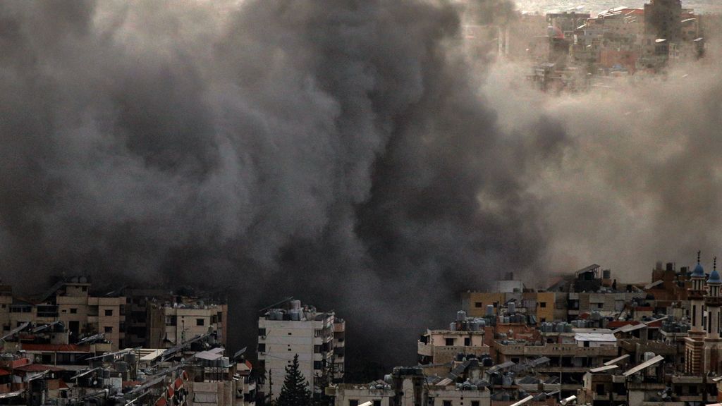 La fumée noire des frappes aériennes israéliennes engloutit les bâtiments de la banlieue sud de Beyrouth, fief du Hezbollah pro-iranien. Le Premier ministre libanais Najib Mikati a accusé Israël de rejeter tous les efforts visant à parvenir à un cessez-le-feu avec le Liban, à la suite d'une attaque qui a tué un soldat et en a blessé 18 autres dans le sud du Liban. L'attaque israélienne « représente un message direct et sanglant rejetant tous les efforts et contacts en cours pour parvenir à un cessez-le-feu, renforcer la présence de l'armée dans le sud et mettre en œuvre la résolution 1701 de l'ONU », a déclaré Mikati dans un communiqué.
