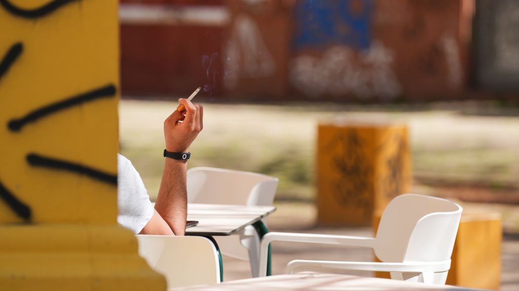 Le Parlement européen rejette une résolution visant à étendre l'interdiction de fumer et de vapoter aux terrasses et aux terrains de jeux