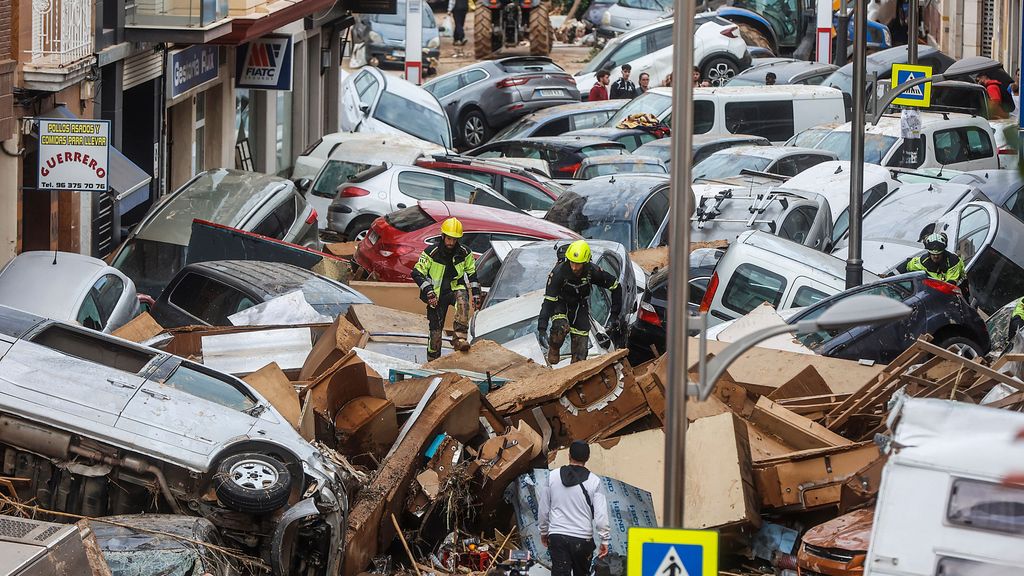 Des dizaines de voitures touchées par les inondations de DANA, entassées à Sedaví, Valence