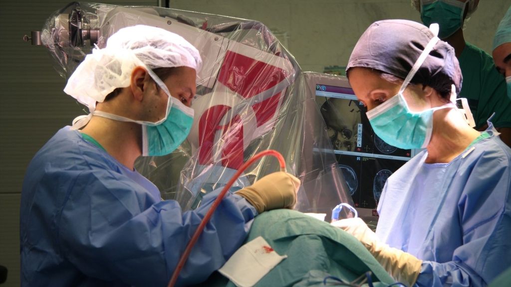 Gloria Villalba et un collègue effectuent une stimulation cérébrale sur un patient souffrant d'anorexie