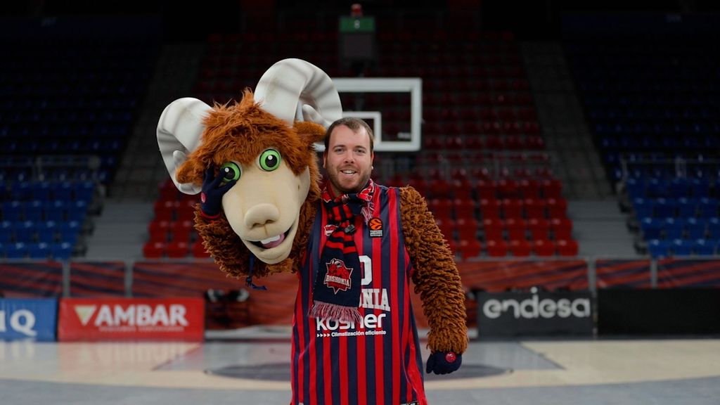 Asier Ricarte avec le costume d'Aker