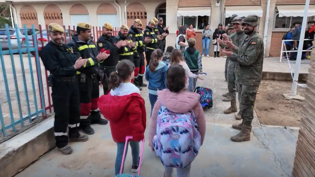 La relation émotionnelle qui s'est nouée entre les militaires et les pompiers avec les enfants des zones touchées par DANA