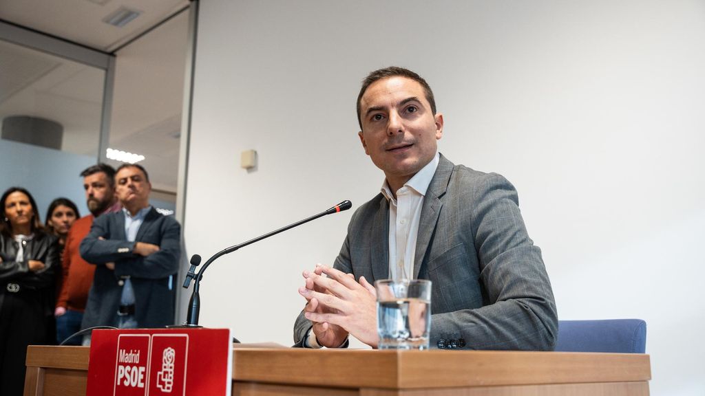Le porte-parole du PSOE de Madrid à l'Assemblée de Madrid, Juan Lobato, fait une déclaration institutionnelle à l'Assemblée de Madrid, le 26 novembre 2024, à Madrid (Espagne).