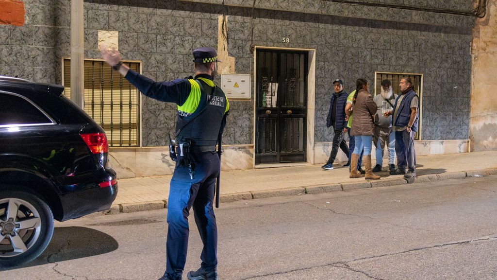 Un policier à proximité du lieu où a eu lieu l'assassinat d'un enfant de deux ans à Linares