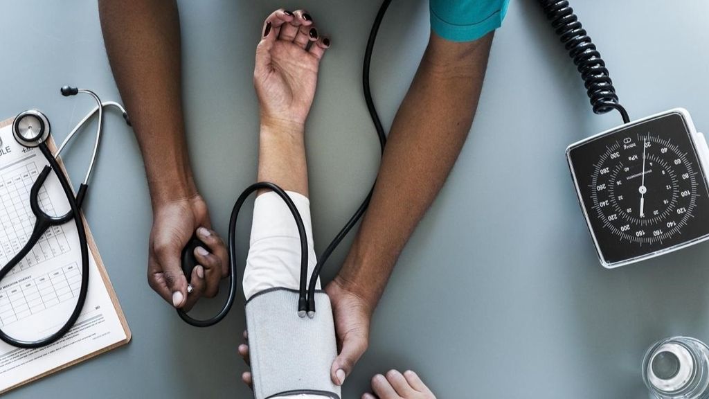 Une infirmière prend la tension artérielle d'un patient