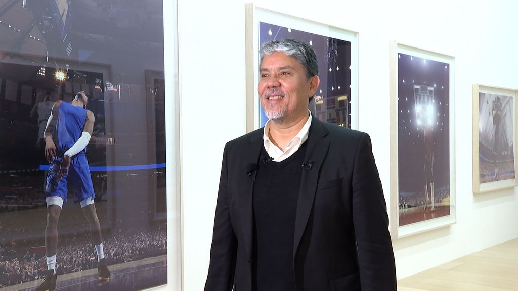 L'artiste américain Paul Pfeiffer à côté d'une de ses œuvres au Musée Guggenheim Bilbao
