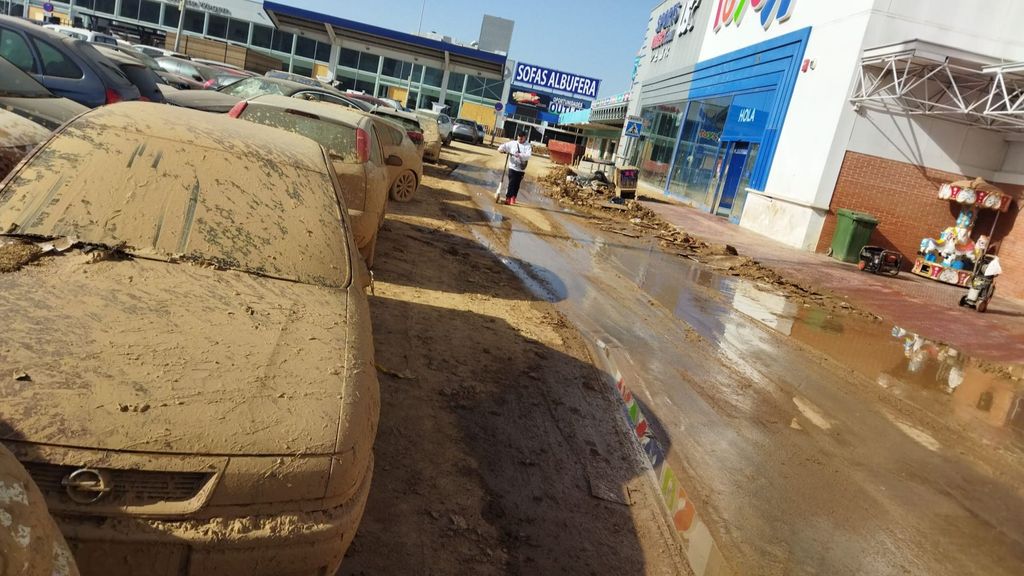 Voitures détruites et boue dans les rues de la zone industrielle Alfafar-Sedaví