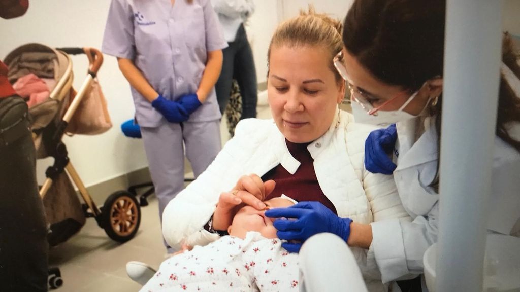 Un professionnel vérifie la bouche d'un bébé