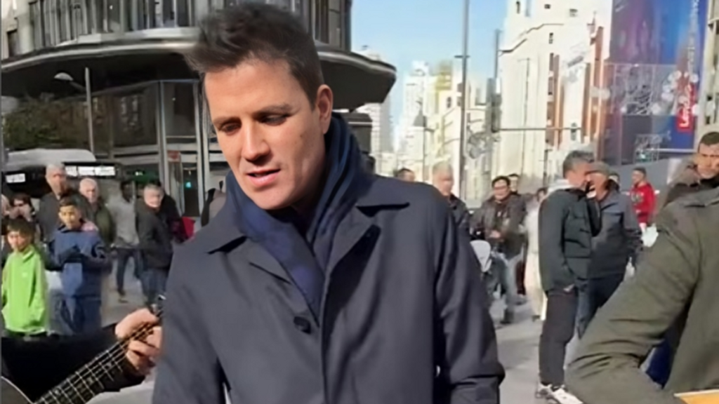 Dani Martín au milieu du chant de Callao.