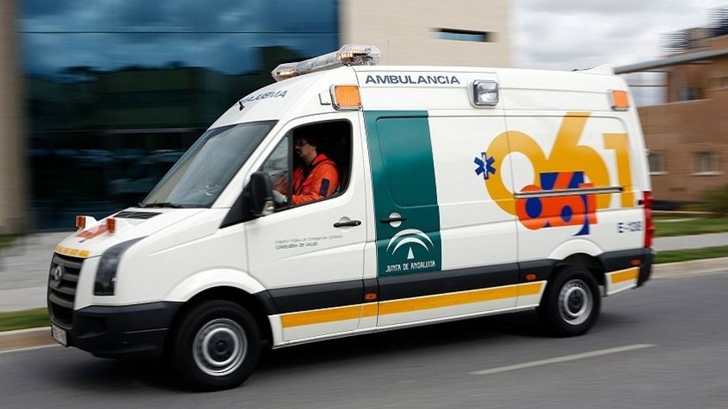 Ils recherchent un chauffeur en fuite après un accident à Grenade : une femme est décédée et trois enfants sont blessés